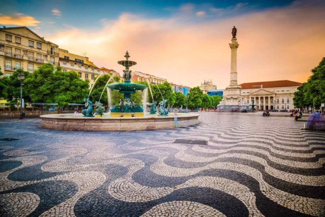 https://www.traveltomoroco.com/wp-content/uploads/2018/09/tour-portugal-01-640x427.jpg